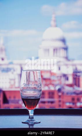 Un verre de bière et une vue depuis le café de la galerie Tate Modern sur la cathédrale Saint-Paul. Londres, Angleterre. Photo aux tons rétro. Banque D'Images