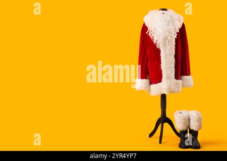 Mannequin avec costume de Père Noël sur fond jaune Banque D'Images