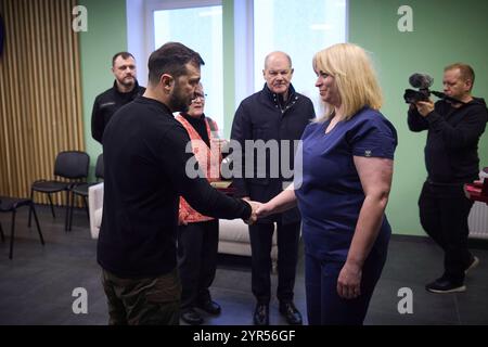 Kiev, Ukraine. 02 décembre 2024. Le président ukrainien Volodymyr Zelenskyy, à gauche, décerne un prix d’État au personnel médical, tandis que le chancelier allemand Olaf Schotz, au centre, regarde lors d’une visite à un hôpital militaire, le 2 décembre 2024 à Kiev, en Ukraine. Crédit : Présidence ukrainienne/Bureau de presse présidentiel ukrainien/Alamy Live News Banque D'Images