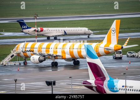 Flughafen Düsseldorf, Eurowings, Condor Flieger auf dem Vorfeld, SAS Mitsubishi CRJ-900LR auf dem taxiway zum Start, Düsseldorf, NRW, Deutschland, Flughafen dus *** Aéroport de Düsseldorf, Eurowings, Condor Aircraft sur l'aire de trafic, SAS Mitsubishi CRJ 900LR sur la voie de décollage, Düsseldorf, NRW, Allemagne, Aéroport du dus Banque D'Images