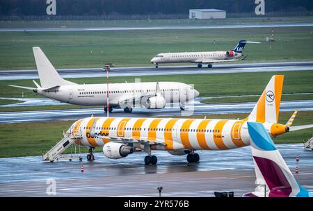 Flughafen Düsseldorf, Eurowings, Condor Flieger auf dem Vorfeld, SAS Mitsubishi CRJ-900LR beim Start, Boeing 737 MAX 8 der SmartLynx Airline auf dem taxiway zum Start, Düsseldorf, NRW, Deutschland, Flughafen dus *** Aéroport de Düsseldorf, Eurowings, Condor Aircraft sur l'aire de trafic Düsseldorf, SAS Mitsubishi CRJ 900LR au décollage, Boeing 737 MAX 8 de SmartLynx Airline pour l'Allemagne, DRW Banque D'Images