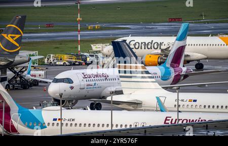 Flughafen Düsseldorf, Eurowings A320neo Airbus und Condor Flieger auf dem Vorfeld, Düsseldorf, NRW, Deutschland, Flughafen dus *** Aéroport de Düsseldorf, Eurowings A320neo Airbus et Condor Aircraft sur l'aire de trafic, Düsseldorf, NRW, Allemagne, Aéroport dus Banque D'Images