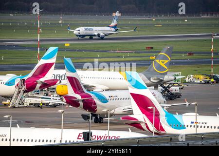 Flughafen Düsseldorf, Eurowings und Condor Flieger auf dem Vorfeld, SunExpress Boeing 737 beim Start, Düsseldorf, NRW, Deutschland, Flughafen dus *** Aéroport de Düsseldorf, Eurowings et Condor Aircraft sur l'aire de trafic, SunExpress Boeing 737 décollage, Düsseldorf, NRW, Allemagne, Aéroport dus Banque D'Images