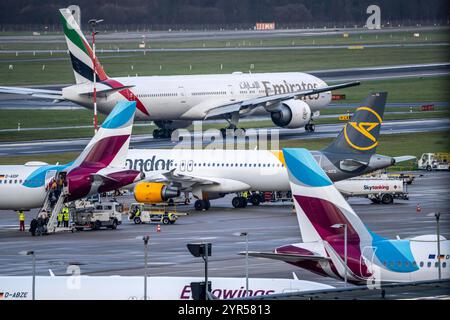 Flughafen Düsseldorf, Eurowings, Condor, Flieger auf dem Vorfeld, Emirates Boeing 777 auf dem taxiway zum Start, Düsseldorf, NRW, Deutschland, Flughafen dus *** Aéroport de Düsseldorf, Eurowings, Condor, avions sur l'aire de trafic, Emirates Boeing 777 sur la voie de circulation pour le décollage, Düsseldorf, NRW, Allemagne, Aéroport dus Banque D'Images