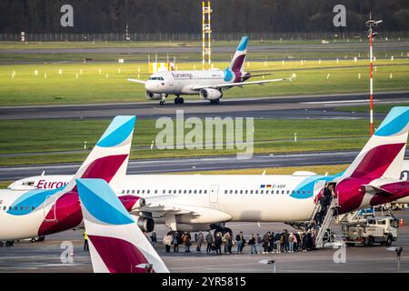 Flughafen Düsseldorf, Eurowings und Condor Flieger auf dem Vorfeld, beim Start, Passagiere boarden ein Flugzeug, Düsseldorf, NRW, Deutschland, Flughafen dus *** Aéroport de Düsseldorf, Eurowings et Condor Aircraft sur l'aire de trafic, au décollage, passagers embarquant dans un avion, Düsseldorf, NRW, Allemagne, Aéroport dus Banque D'Images