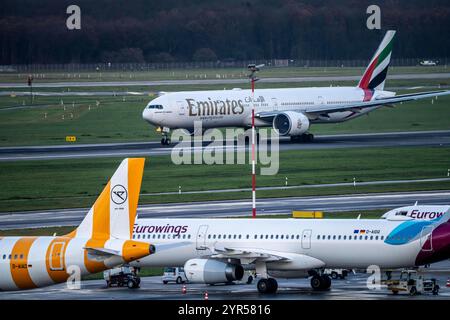 Flughafen Düsseldorf, Eurowings, Condor, Flieger auf dem Vorfeld, Emirates Boeing 777 beim Start, Düsseldorf, NRW, Deutschland, Flughafen dus *** Aéroport de Düsseldorf, Eurowings, Condor, avions sur l'aire de trafic, Emirates Boeing 777 décollage, Düsseldorf, NRW, Allemagne, Aéroport dus Banque D'Images