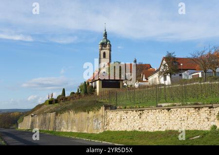 Vue d'une église sur une colline viticole, d'une route, par beau temps, église Saint-Pierre-et-Paul, Melnik, Melnick, Bohême centrale, République tchèque, euro Banque D'Images