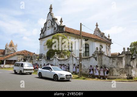 Église réformée hollandaise avec des écoliers en uniforme scolaire au fort hollandais, Galle, Province du Sud, Sri Lanka, Asie Banque D'Images