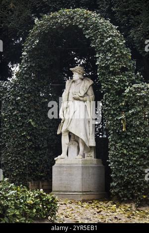 Sculpture de Louis van Bodeghem en marbre de Carrare dans le jardin de sculptures de la place du petit Zabel, Square du petit Sablon, Bruxelles, Belgique, Europ Banque D'Images