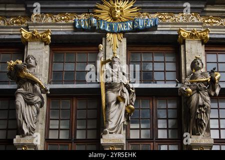 Détail de façade baroque Pondereet hommes sura sur la maison de guilde le Renard, Zum Fuchs, Grand-place, Grote Markt, Bruxelles, Belgique, Europe Banque D'Images