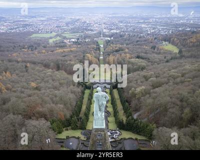 Statue en cuivre d'Hercule dans Bergpark Wilhelmshoehe avec vue sur Wilhelmshoehe Palace et Wilhelmshoeher Allee jusqu'au centre-ville de Kassel, Bad Wilhelms Banque D'Images