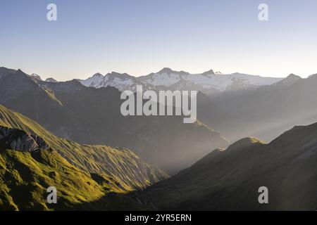 Paysage de montagne dans l'humeur du matin, vue sur le sommet du Grossvenediger au lever du soleil, vue depuis le Bachlenkenkopf, Lasoerlinggruppe, Hohe Tauern N Banque D'Images