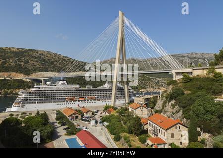 Vue en angle élevé du navire de croisière amarré Viking Sea et du pont Franjo Tudman, Port de Gruz, Dubrovnik, Croatie, Europe Banque D'Images