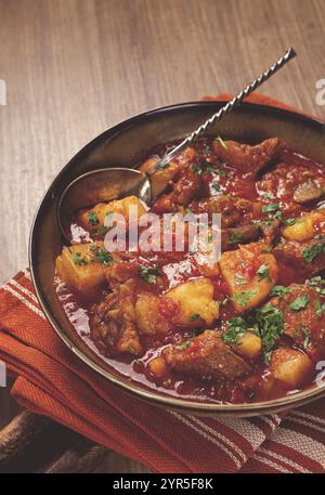 Pommes de terre avec de la viande, ragoûtées dans une sauce tomate, avec des épices et des herbes, maison, pas de gens Banque D'Images