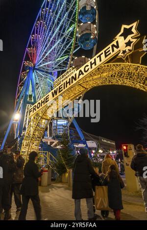 Marché de Noël dans le centre-ville de Duisbourg, Kuhstrasse, Koenigstrasse, avec grande roue, Rhénanie du Nord-Westphalie, Allemagne, Europe Banque D'Images