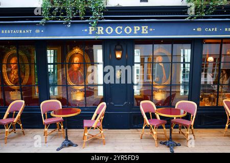 PARIS, FRANCE -30 novembre 2024 : historique Café Procope est le plus ancien restaurant de Paris en opération continue - il a été ouvert en 1686 . Banque D'Images