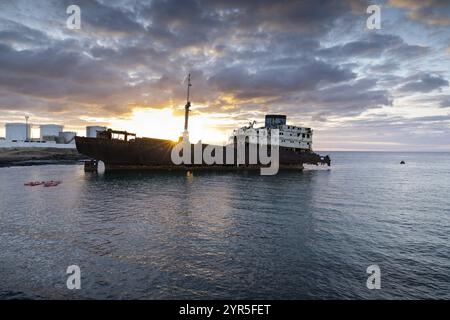 Lost place, Ghost Ship, Un énorme naufrage dans les eaux calmes avec un magnifique coucher de soleil en arrière-plan illuminant l'eau, îles Canaries, Lanzarote Banque D'Images