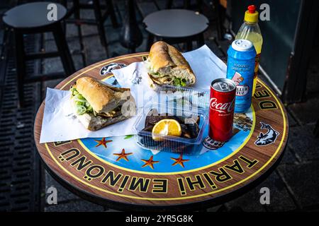 Sandwich au poisson frit avec mussles sur la table thetable. Nom turc Balik Ekmek Banque D'Images