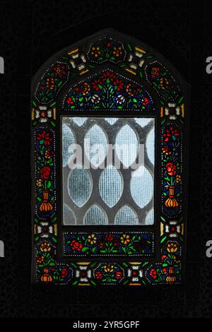 Istanbul, Turkiye : vue rapprochée de la fenêtre avec des vitraux floraux colorés dans le palais Topkapi, Turquie. Banque D'Images