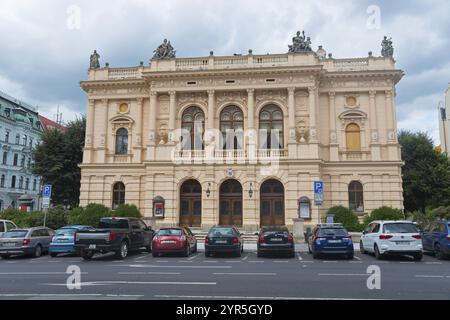 Bâtiment culturel néoclassique avec façade richement décorée, voitures au premier plan, théâtre F. X. salda, théâtre, Liberec, Reichenberg, Bohême, CZ Banque D'Images