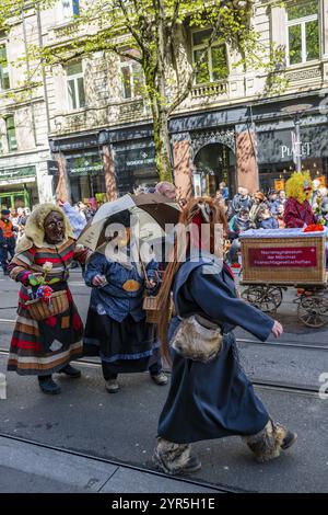 Les participants déguisés en bouffons du canton invité de Schwyz, symposium des bouffons des sociétés carnavalesques Maerchler, défilé des cos historiques Banque D'Images