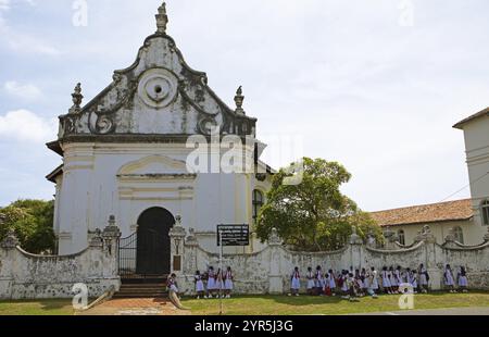 Église réformée hollandaise avec des écoliers en uniforme scolaire au fort hollandais, Galle, Province du Sud, Sri Lanka, Asie Banque D'Images