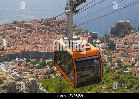 Vue en angle élevé du téléphérique transportant les touristes du centre-ville de Dubrovnik au sommet du mont SRD à la fin de l'été, Croatie, Europe Banque D'Images