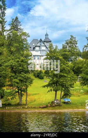 Belles maisons sur la rive du lac du bateau sur le lac Titisee dans la Forêt Noire, Allemagne, Europe Banque D'Images