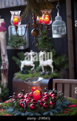 Décoration de Noël festive avec des bougies allumées et des figures de renne en arrière-plan, borken, muensterland, allemagne Banque D'Images