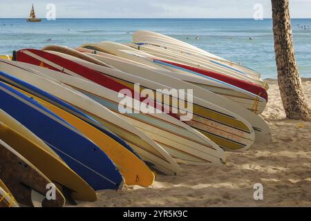 Plusieurs planches de surf affichées sur un rack à une plage à Hawaï Banque D'Images