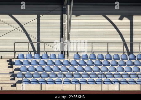 Sièges bleus dans un stade Banque D'Images