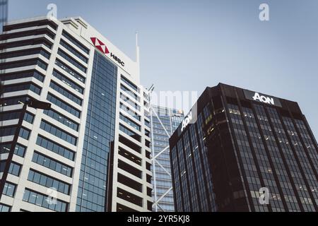 Deux immeubles de bureaux modernes avec les logos de HSBC, PWC et AON sous un ciel dégagé, Auckland, Nouvelle-Zélande, Océanie Banque D'Images