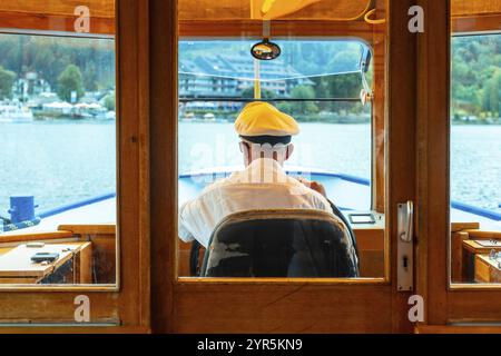 Capitaine d'un bateau de plaisance en été sur le lac Titisee dans la Forêt Noire, Allemagne, Europe Banque D'Images