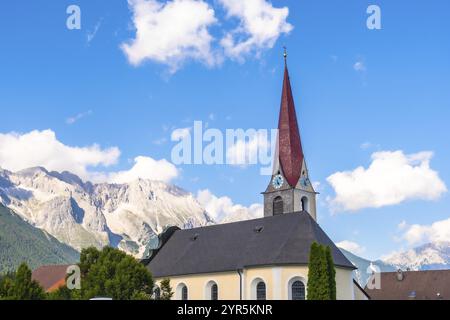 Détail de la belle église dans le village de montagne d'Obsteig en Suisse Banque D'Images