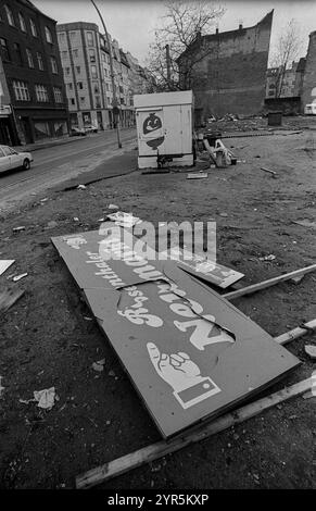 Allemagne, Berlin, 11 novembre 1991, dévastation à l'angle de Rosenthaler Strasse et Kleine Rosenthaler Strasse, peuplement de kebab détruit, Europe Banque D'Images