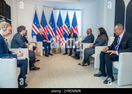 Espargos, Cap-Vert. 02 décembre 2024. Le président américain Joe Biden, à gauche, tient une réunion bilatérale avec le premier ministre du Cap-Vert, Ulisses Correia e Silva, à droite, à l'aéroport international de Amílcar Cabral, le 2 décembre 2024 à Espargos, dans l'île de Sal, au Cap-Vert. Crédit : Adam Schultz/White House photo/Alamy Live News Banque D'Images