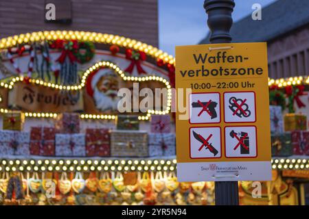 Un panneau avec l'inscription Weapons Prohibition zone est accroché à un lampadaire sur le Roemerberg, où se déroule le marché de Noël de Francfort. Frankfur Banque D'Images