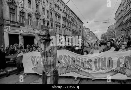 Allemagne, Berlin, 09.11.1991, manifestation le 9 novembre (Reichskristallnacht), Â§ 125, homme couvert de sang, à Kastanienallee, Europe Banque D'Images