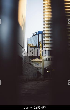 Vue entre les bâtiments d'un gratte-ciel en verre moderne labellisé NZX, nouvelle zélande stock exhange, Auckland, Nouvelle Zélande, Océanie Banque D'Images