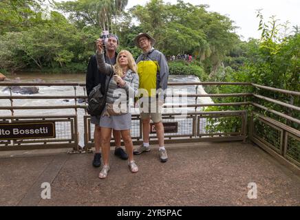 Iguazu Falls selfie - trois touristes prenant une photo de selfie près d'une cascade, Iguazu Falls côté Argentine, Amérique du Sud et Argentine voyage Banque D'Images