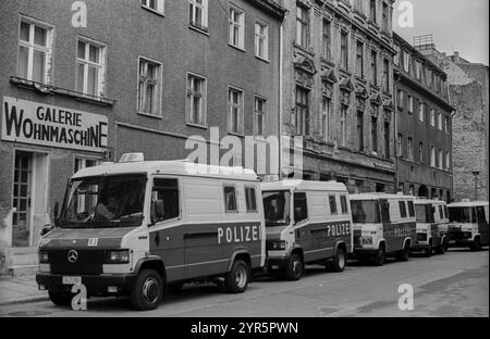 Allemagne, Berlin, 09.11.1991, manifestation le 9 novembre (Reichskristallnacht), voiture de police devant la Galerie Wohnmaschine, Europe Banque D'Images