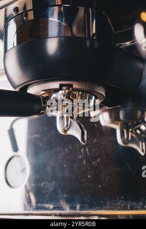 Une machine à café de qualité professionnelle est fièrement posée sur le comptoir, son design complexe et sa construction robuste capturés dans des détails de gros plan époustouflants. Banque D'Images