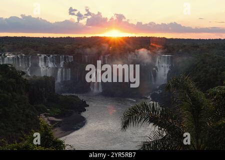 Coucher de soleil des chutes d'Iguazu - coucher de soleil vu du côté du Brésil, au-dessus des chutes d'eau ; Parc National des chutes d'Iguazu, paysage du Brésil, Brésil Amérique du Sud Banque D'Images