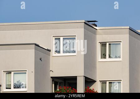 Façade d'une grande maison moderne, mur avec fenêtres Banque D'Images