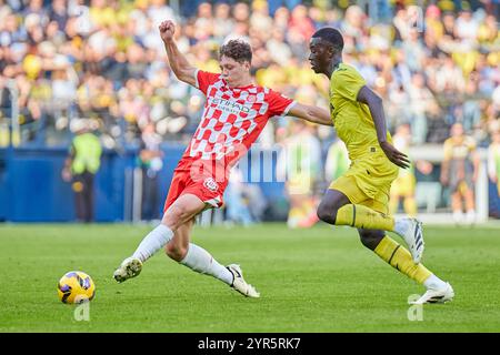 Villarreal, Espagne. 02 décembre 2024. VILLARREAL, ESPAGNE - 01 DÉCEMBRE : Ladislav Krejci Centre-back du Girona FC passe le ballon lors du match LaLiga EA Sports entre Villarreal CF et Girona FC à l'Estadio de la Ceramica le 01 décembre 2024 à Villarreal, Espagne. (Photo de Jose Torres/photo Players images/Magara Press) crédit : Magara Press SL/Alamy Live News Banque D'Images