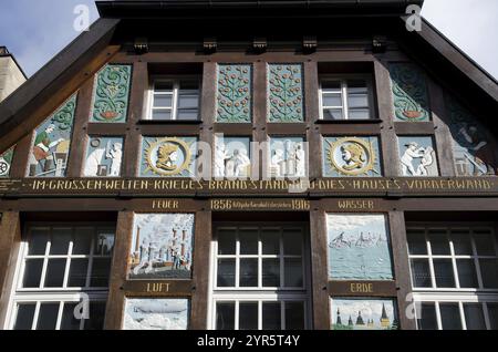 Peinture murale détaillée sur une maison à colombages avec des représentations symboliques, osnabrueck, allemagne Banque D'Images