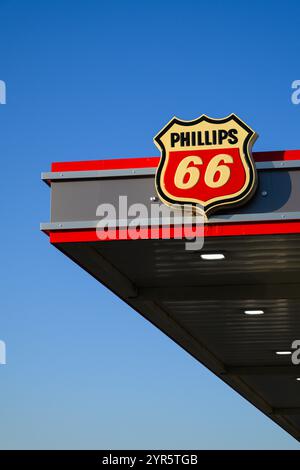 Twin Falls, ID, États-Unis - 24 juin 2024 ; enseigne de la station-service Philips 66 sur le toit de l'entreprise Banque D'Images