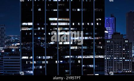 Vue aérienne nocturne du centre-ville de Miami à Bayfront Park - MIAMI, États-Unis - 5 NOVEMBRE 2024 Banque D'Images