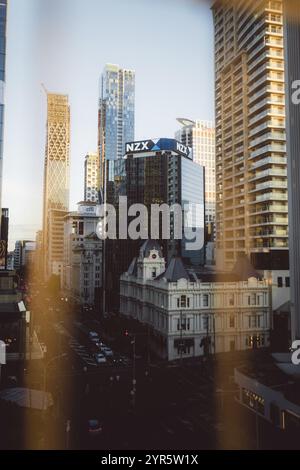 Paysage urbain avec un bâtiment moderne en verre, labellisé NZX, entouré de structures plus anciennes, stock exhange de Nouvelle-zélande, Auckland, Nouvelle-Zélande, Océanie Banque D'Images