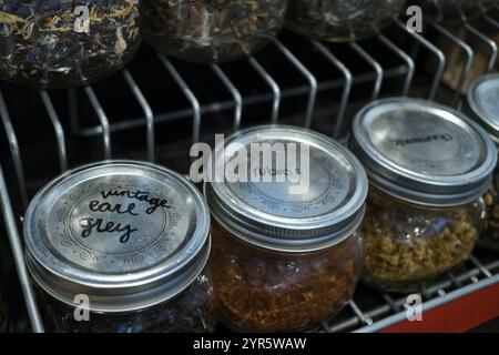 Assortiment de thés en feuilles en vrac dans des bocaux en verre sur une étagère Banque D'Images